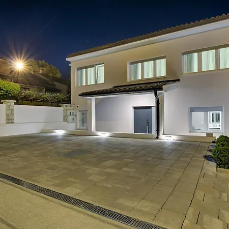 Апартаменти Delux Aron With Free Parking *